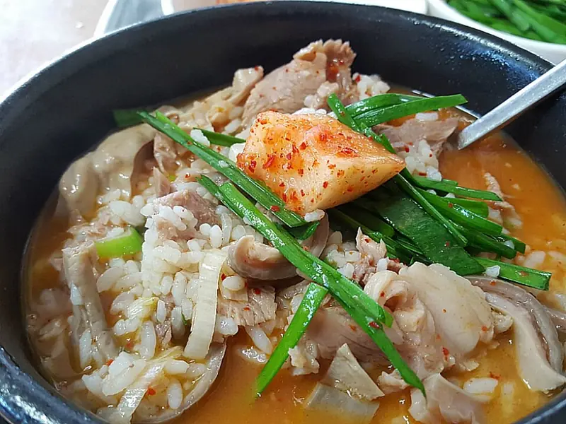 Pork and rice soup with radish kimchi