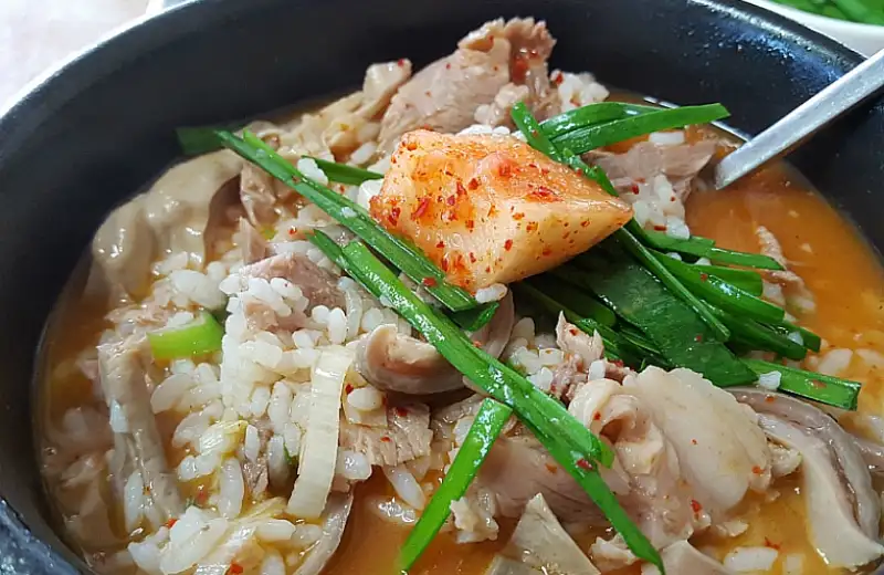 Dwaeji gukbap · pork and rice soup