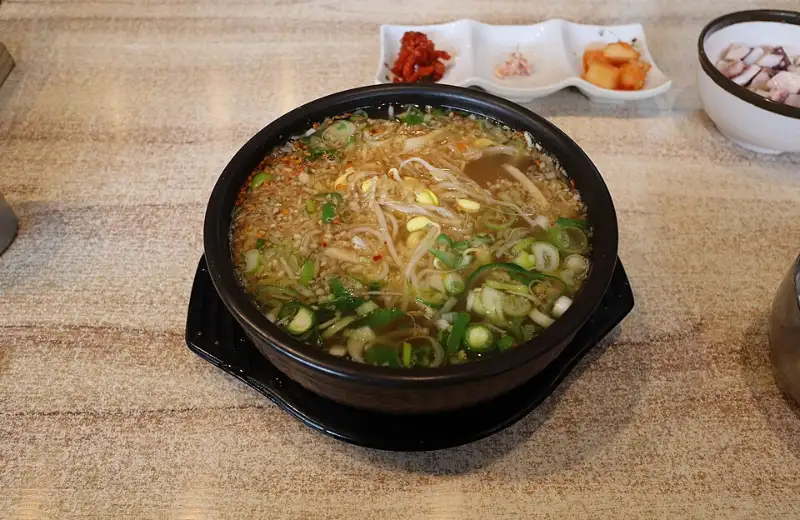 Kongnamul gukbap · bean-sprout rice soup