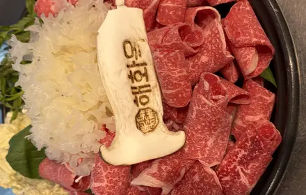 Hanwoo tendon & shank hot pot, and 24-hour-simmered seolgomtang